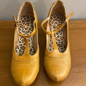 Chelsea Crew T-Strap Gold/Tan pumps, size 6.5